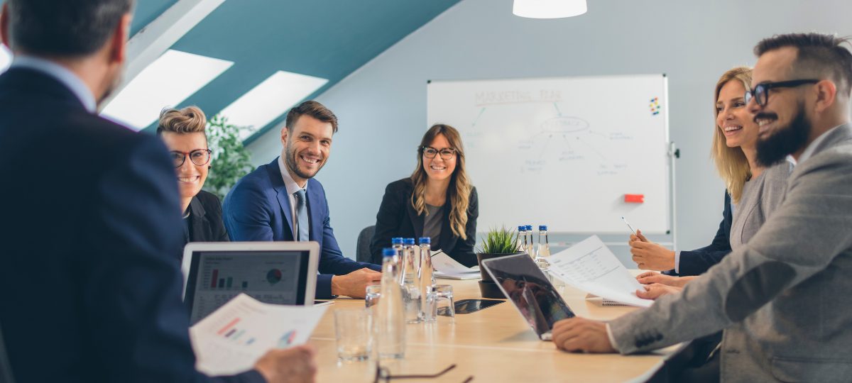 Equipo de profesionales en reunión de negocios