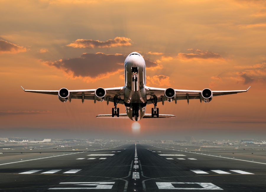Avión de carga aterrizando