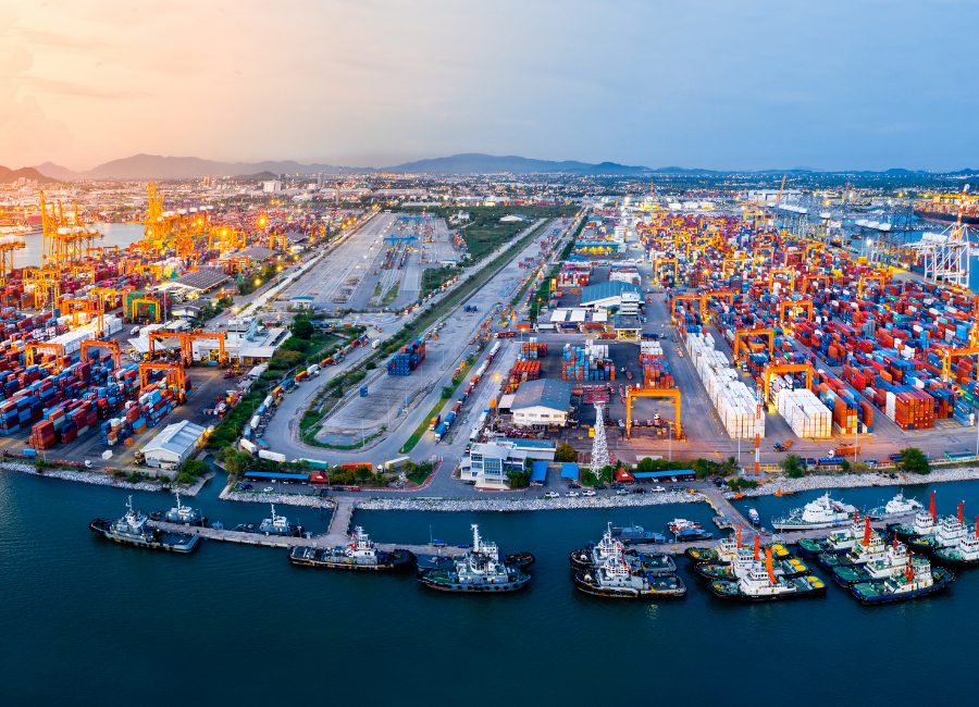 Puerto de carga activo con grúas y contenedores