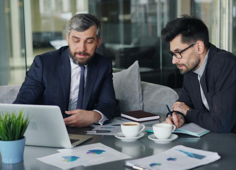Equipo de profesionales en reunión de negocios revisando información